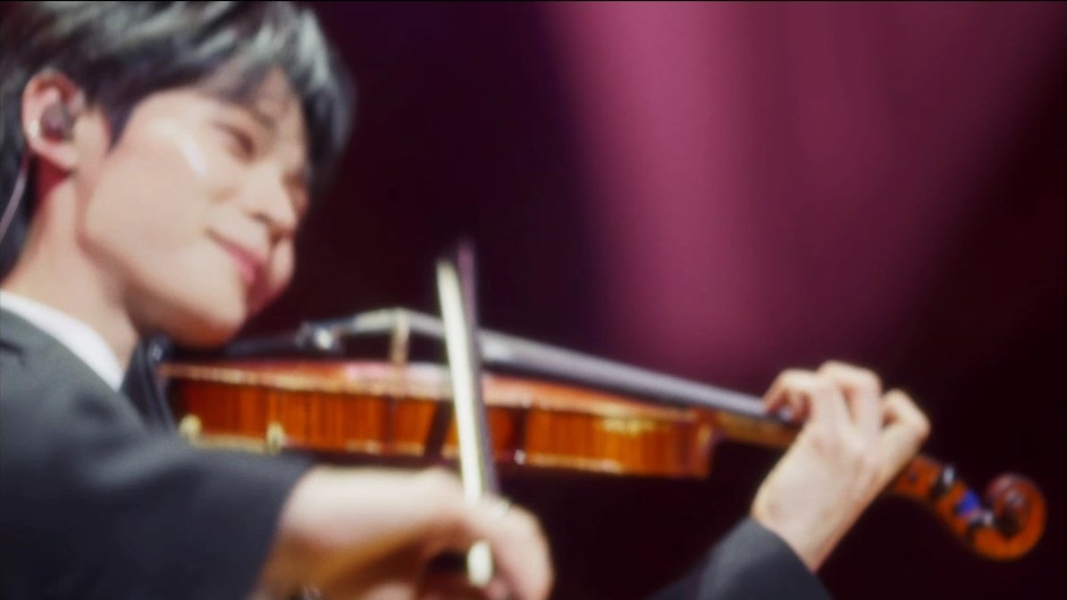 흐릿하게 보이는 실루엣 뿐이지만 개화 솔로 끝부분에 보면 진짜 행복해 보인다...😭😭