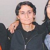 KHK ile ihraç edilen ve “İşimi istiyorum” eylemi yaptıkları için tutuklanan Nuriye Gülmen ile Yasemin Karadağ, Yargıtay’ın bozma kararı sonrası yeniden hakim karşısına çıktı. 

Duruşma, kilitli kapı ardında görüldü. “Dosya sıkıntılı” denilerek duruşma salonuna girilmesine izin