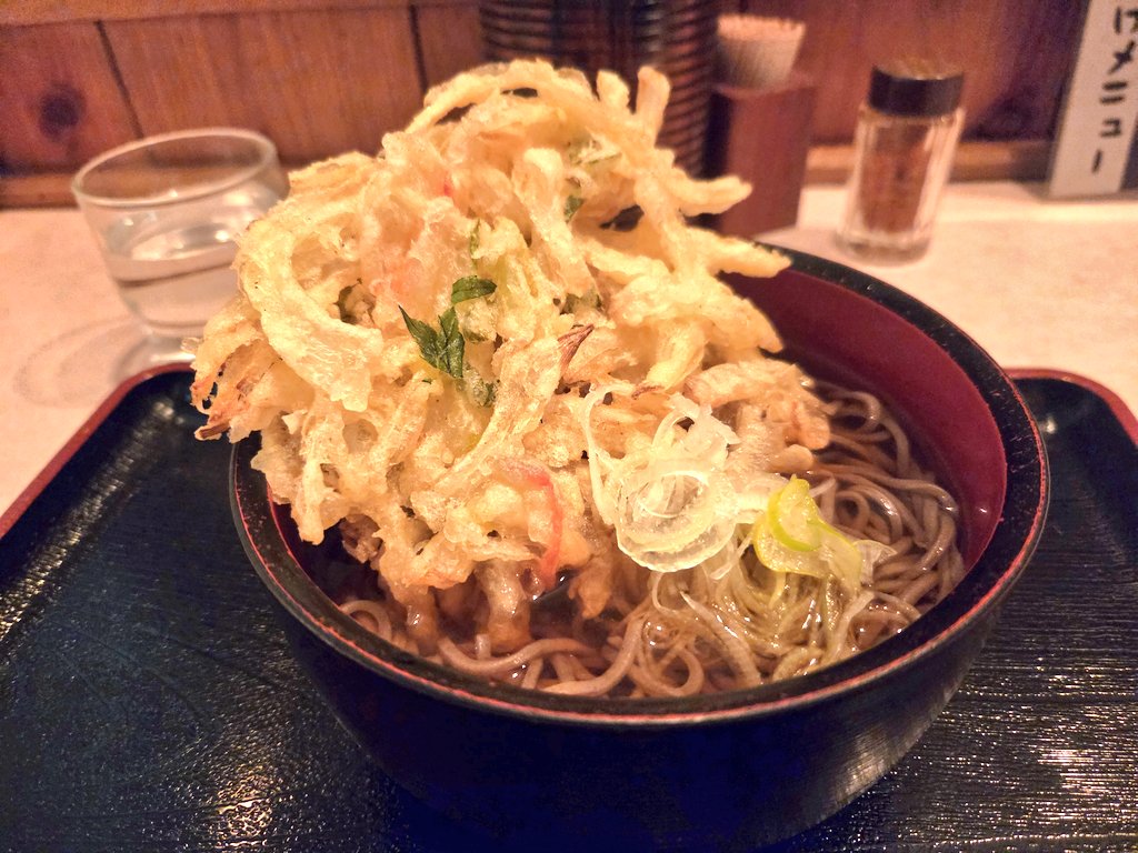 honey10st's tweet photo. 神谷町4番出口のそば庄さんで天ぷらそば。夜は居酒屋営業もしてるからオフィス街にはぴったりのスタイルですね!
出しは甘めだけどしっかり利いてるやつ!寒い夜こそかけそば食べたい勢なので大満足! https://t.co/m7RCSwlHBI
