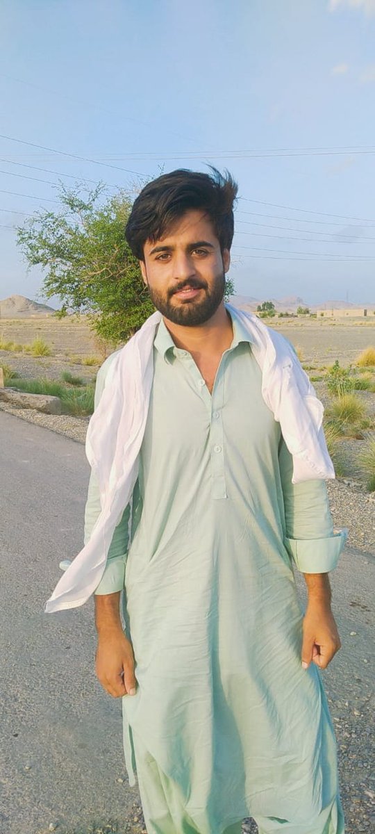 مستونگ کے جعلی مقابلوں میں قتل شدہ نوجوانوں کی تصاویر دیکھ کر دل میں خوف اور وسوسہ چھا گیا۔ بار بار ایک تصویر دیکھ کر گمان ہوا کہ یہ میرا بھائی سلمان ہوسکتا ہے۔ دل پر ایک عجیب بوجھ، ایک کیفیت جو لفظوں میں بیان نہیں ہو سکتی۔
#ReleaseSalmanBaloch