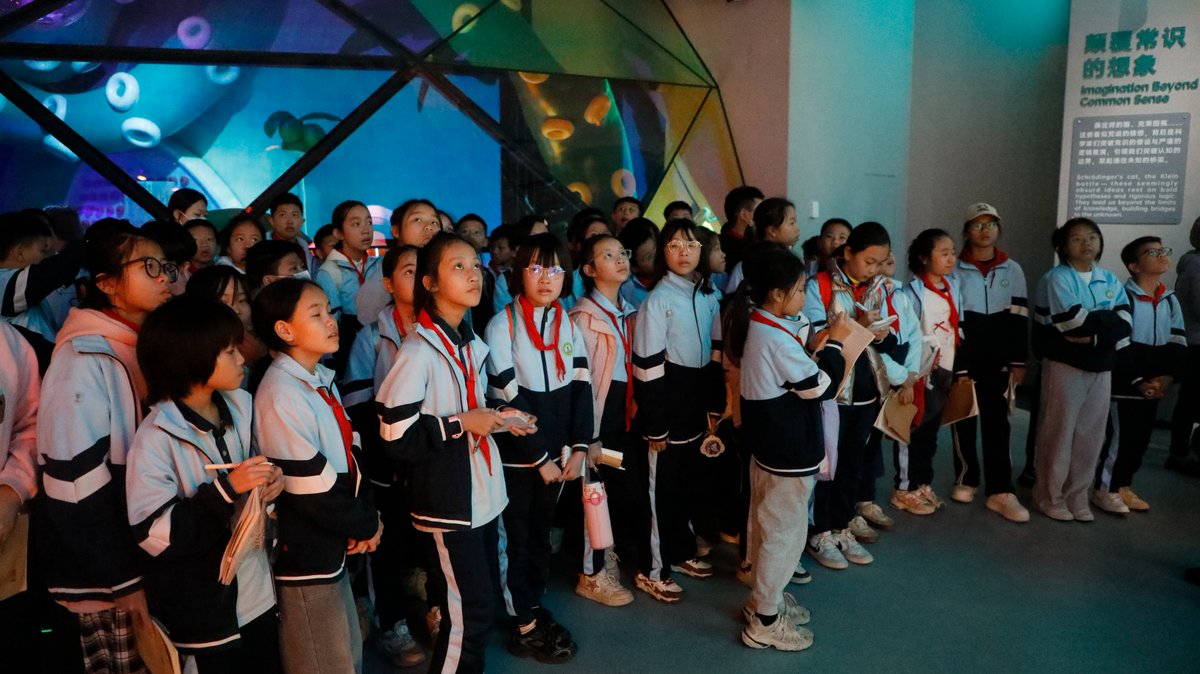 HainanToday's tweet image. At the Hainan Science &amp;amp; Technology Museum, the most precious moments of childhood are found in curious eyes and hands-on discovery.May this love for science stay with them as they grow, lighting the way to their future. ✨
#Hainan #ScienceMuseum #Curiosity #GrowingUp #kids