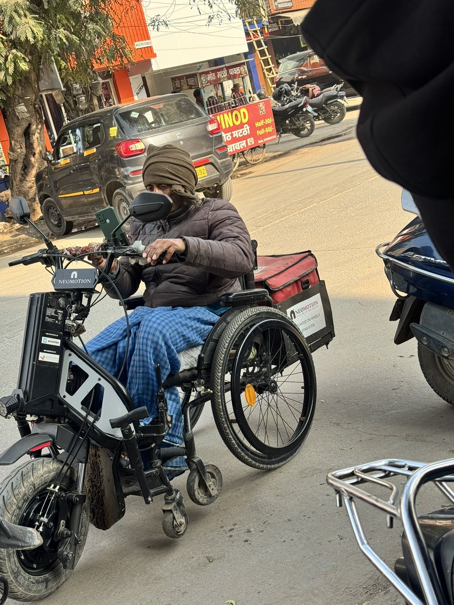 chayan_sharma09's tweet photo. Respect to this guy he choose to work rather than beg! #zomato @deepigoyal https://t.co/YUo98nP652
