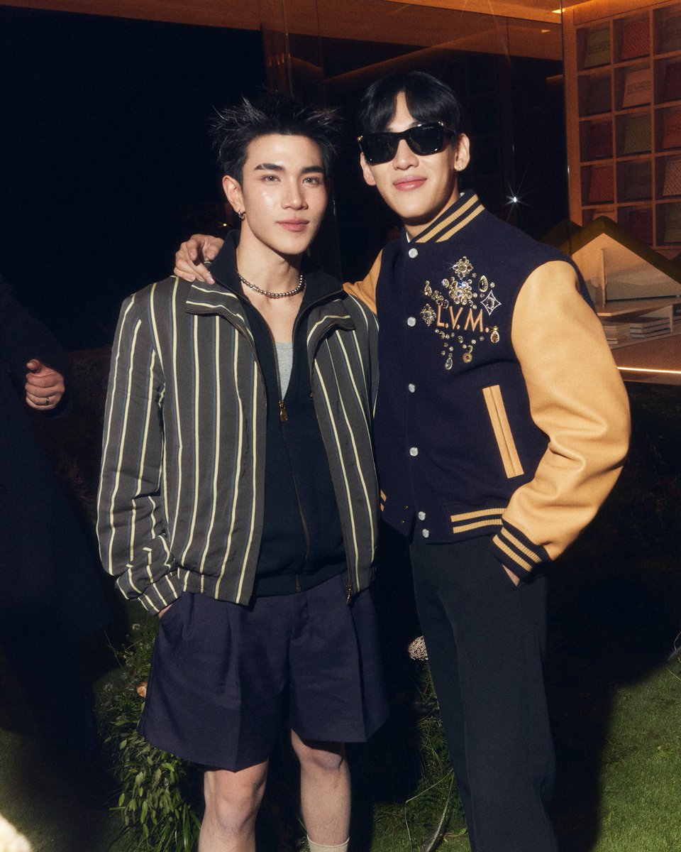 mintmag_th's tweet photo. สองหนุ่มไทยสุดเท่! เสิร์ฟภาพ #BamBam House Ambassador ของ Louis Vuitton กับโมเมนต์ในงาน Louis Vuitton Men’s Fall-Winter 2026 พร้อมหนุ่ม  ‘โฟร์ท’ แขกสำคัญในงานที่จัดขึ้นเมื่อคืนที่ผ่านมา ณ กรุงปารีส ประเทศฝรั่งเศส ไหนใครชอบเวลาเห็นทั้งคู่อยู่ด้วยกันเหมือนกันบ้าง💚

#BamBamxLVMenFW26
#LVMenFW26xFOURTH
#LouisVuitton
#LVMenFW26
#MintNews