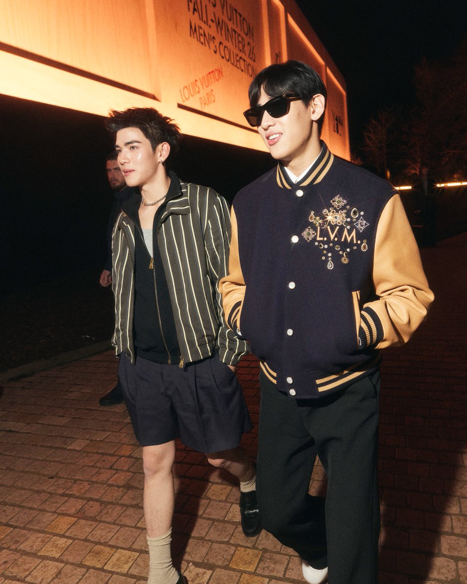 mintmag_th's tweet photo. สองหนุ่มไทยสุดเท่! เสิร์ฟภาพ #BamBam House Ambassador ของ Louis Vuitton กับโมเมนต์ในงาน Louis Vuitton Men’s Fall-Winter 2026 พร้อมหนุ่ม  ‘โฟร์ท’ แขกสำคัญในงานที่จัดขึ้นเมื่อคืนที่ผ่านมา ณ กรุงปารีส ประเทศฝรั่งเศส ไหนใครชอบเวลาเห็นทั้งคู่อยู่ด้วยกันเหมือนกันบ้าง💚

#BamBamxLVMenFW26
#LVMenFW26xFOURTH
#LouisVuitton
#LVMenFW26
#MintNews
