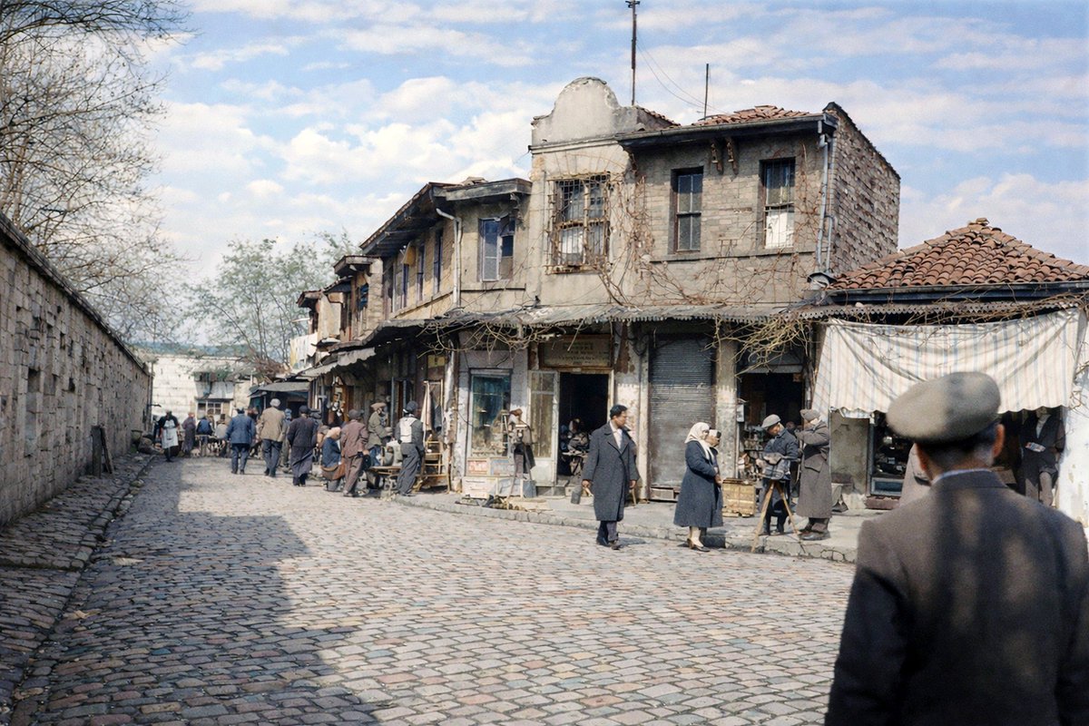 mehmet_dilbaz's tweet photo. ��lk kez göreceğiniz bu fotoğraf sizce İstanbul'un hangi yok olmuş köşesini gösteriyor?

#kaybolantarihinpeşinde https://t.co/5eokNEGJzG