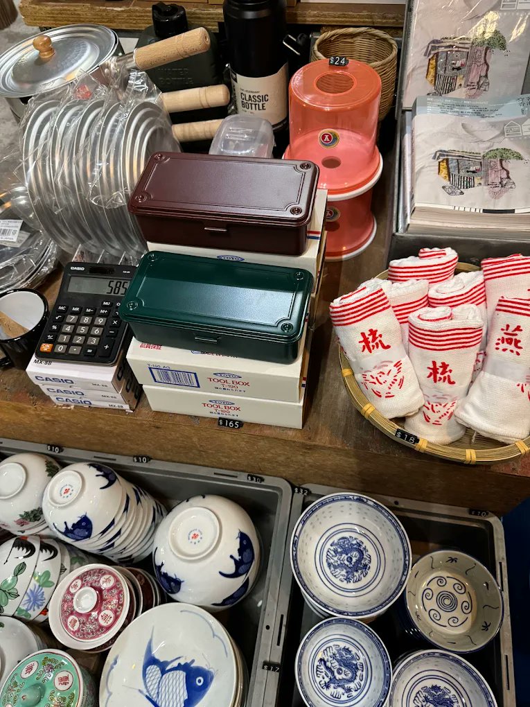 sevenpizza01's tweet photo. 🇭🇰香港の雑貨店紹介：Hak Dei (黑地) ／ レトロ茶器が集う上海街の新星

・旺角の歴史的ビルをリノベした複合施設「618上海街」の一角にある小さなショップ。古き良き香港を感じる茶器やカトラリーが豊富に揃い、店内には中華風と洋風がミックスされたエキゾチックな模様の器がずらりと並びます。

・伝統的な双喜（ダブルハピネス）柄や草花模様の食器は特に人気。筆者購入品の蓮や牡丹モチーフ入りティーカップ（HK$25）とレンゲ（HK$12）は、縁の渦巻き模様もユニークで可愛らしく、磁器の艶やかな質感も◎

・大皿や蒸籠など大きめの器もラインナップされています。比較的安価なのでばら撒き土産にもぴったり。SNSで購入品を紹介する人も多く、香港好き女子の間でじわじわ話題に

・所在地： 九龍・旺角 上海街618號 G/F（MTR旺角駅E2出口から徒歩5分） 営業時間： 12:00〜20:00（不定休）

・店舗奥のカウンターでは一点ずつ手描きの柄を説明してくれることも。買い物後は徒歩10分の隠れ家カフェ「Halfway Coffee」旺角店で、こちらの茶器が実際に使われる様子を楽しむのもおすすめです。
