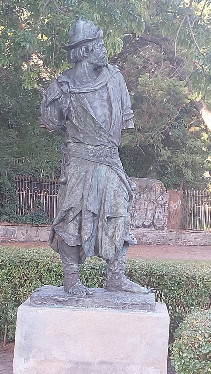 le cortaron los brazos al Gaucho de Lucas Obes y Buschental … ¿ Dónde está la responsabilidad de la Intendencia en el cuidado de este patrimonio? Ni una luz , ni una cámara … Todos los monumentos de Montevideo vandalizados 
Negligentes , incultos , vagos = IMM