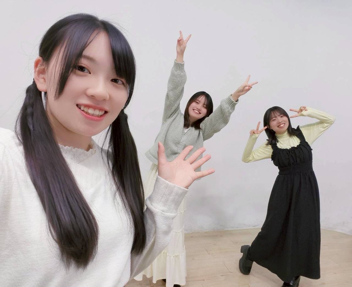 こんばんは！小暮芽衣です！
2026年初めてのスリーショット！

今年も頑張って行くぞ〜〜〜〜ぅ✨️