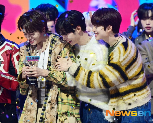 19wons's tweet image. alpha drive one 1st win press photo they are so happy 🥹💛

#FREAKALARM1stWIN #ALPHADRIVEONE #ALD1 #알파드라이브원