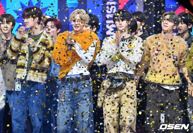 19wons's tweet image. alpha drive one 1st win press photo they are so happy 🥹💛

#FREAKALARM1stWIN #ALPHADRIVEONE #ALD1 #알파드라이브원