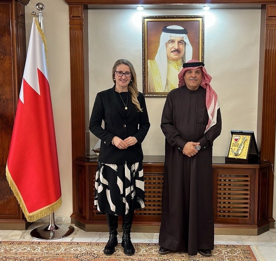 BahrainEmbJO's tweet image. استقبل سعادة السفير الشيخ خليفة بن عبدالله بن حمد آل خليفة،  في مقر السفارة، سعادة السيدة أندريا كوتشيروفا، سفيرة جمهورية التشيك الصديقة لدى المملكة الأردنية الهاشمية، وجرى خلال اللقاء استعراض العلاقات الثنائية بين البلدين الصديقين ومناقشة القضايا ذات الاهتمام المشترك.