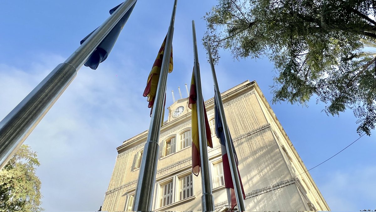 AjSantBoi's tweet photo. L’Ajuntament de Sant Boi se suma a la convocatòria de @gencat d'un #minutdesilenci per les víctimes mortals dels darrers aiguats, un treballador de Renfe i un veí de Palau-Sator. L'acte de #condol tindrà lloc a les 12.30 h davant la Casa de la Vila. #santboi https://t.co/9yhtZ47anY