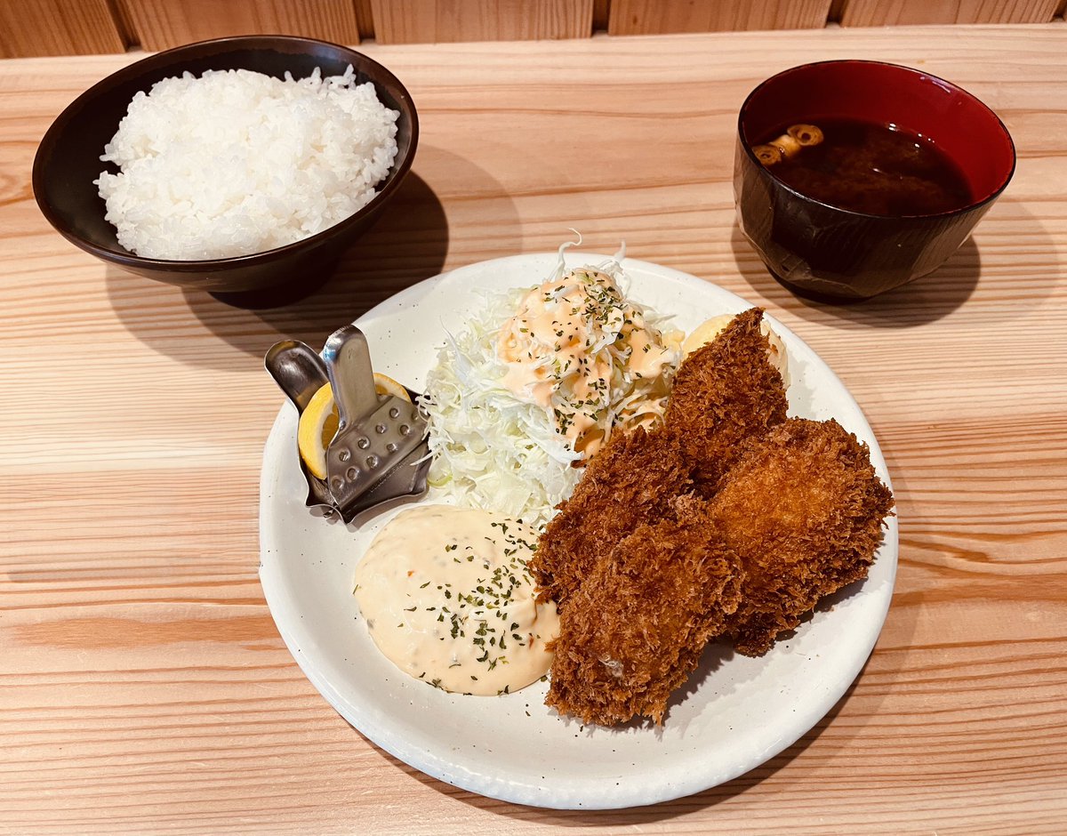 牡蠣、業者さんから｢在庫無くなりそうです、次の入荷時無いかもしれない｣との事。
あるうちにどうぞー！🦪🦪
 #牡蠣フライ  #とんかつおくだ  #とんかつ処おくだ