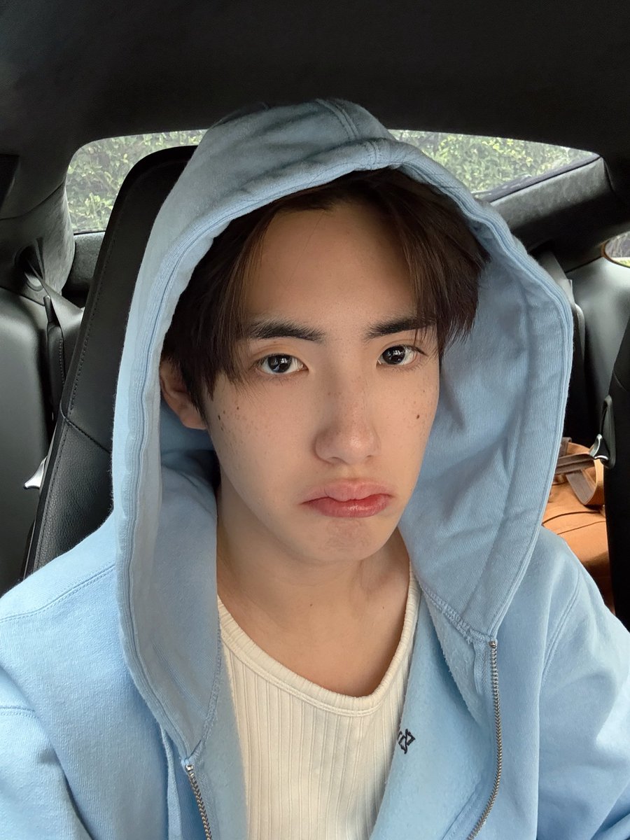 phutatchai's tweet image. ไหนๆดูหน่อยวันนี้ใส่สีอะไรกันคะ💙
#PHUTATCHAI 
#BUS_SoBlue