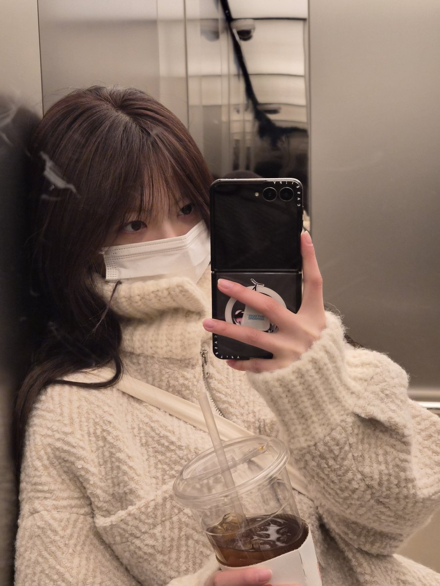 [WEVERSE DM] 260121 #HONGEUNCHAE 🍒 

: [📸]
: lately i’ve gotten back into candles
: i was relaxing at the dorm
: and thought maybe i’d go get some fresh air, so i decided to walk to the company
: made up my mind
: then i checked the weather and it was −7°C
: but since i