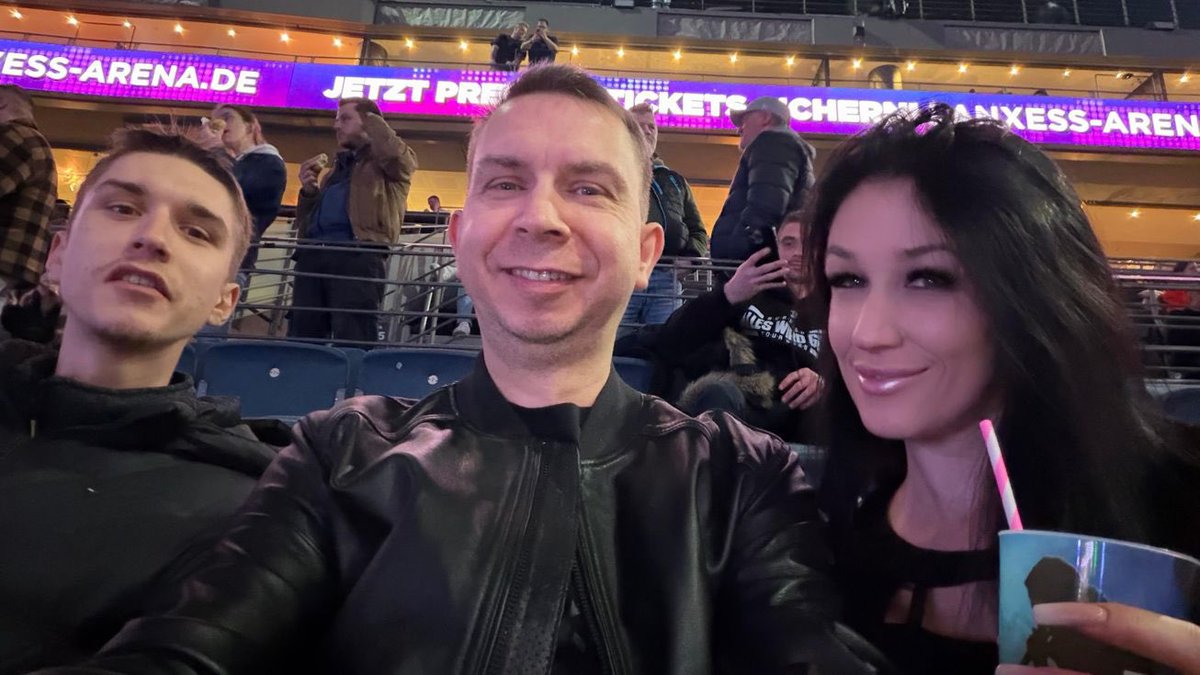 JustMeli_YT's tweet photo. Gestern Abend in der Lanxess Arena Köln bei Bushido @bush1do1978 – ALLES WIRD GUT Tour 🔥 Mega geile Show, die ganze Halle hat gebebt! Abschiedstour Level 1000 – danke für den unvergesslichen Abend, Ani! 🖤 #Bushido #AllesWirdGut #LanxessArena https://t.co/0QF5VV2ZaI