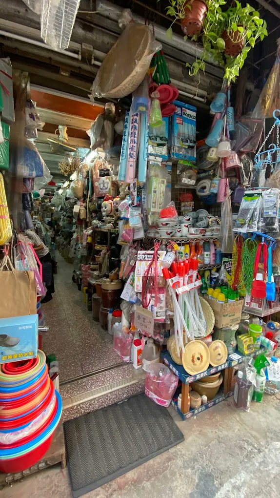 sevenpizza01's tweet photo. 🇭🇰香港の雑貨店紹介：朱榮記 (Chu Wing Kee, 朱榮記) ／ 昔ながらの日用雑貨に出会える老舗金物店

・創業1959年、上環で60年以上続く生活雑貨の老舗。店構えは歴史を感じる佇まいで、店先から道路まではみ出すほど竹ほうきやカゴが積み上げられ、ノスタルジックなムード満点です。所狭しと並ぶ陶器や急須、天井からぶら下がる無数の竹籠やランプなど、昭和の金物屋を彷彿とさせる光景は香港でも貴重な存在。

・店内には香港およびアジア各国のキッチン用品や日用品がぎっしり。中でも香港茶餐廳には欠かせない**「Camel（駱駝）魔法瓶」**の品揃えは圧巻で、新旧モデル合わせて豊富なカラーがずらり。レトロな見た目と実用性で人気の魔法瓶で、ここまで多彩に揃う店は他にありません。

・他にも、ダブルハピネス（囍）柄のミニグラス（HK$39）や花模様のホーローやかん、ニワトリ印の食器類など香港らしい雑貨が満載。近年は入手困難になりつつあるレア品に出会えることもあり、宝探し気分でくまなくチェックするのがおすすめです。

・所在地： 香港島・上環 水坑口街24-26號 地下（MTR上環駅E1出口から徒歩5分） 営業時間： 10:00〜19:30（日休）

・老舗ならではのディープな魅力は店主との会話。2代目オーナーの朱さんは商品知識が豊富で、ユーモア交え色々と教えてくれます。香港ローカルも通う隠れた名店で、昭和の香り漂う雑貨屋巡りを楽しんでみてください。