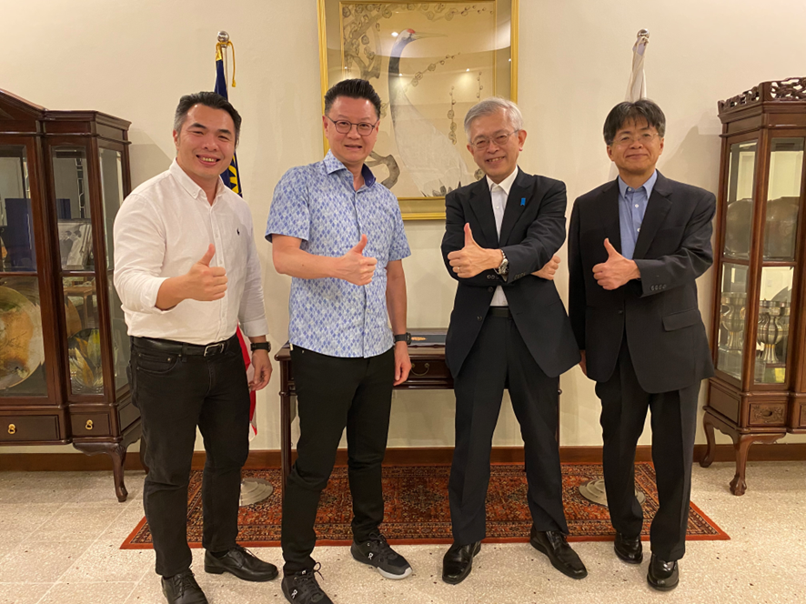 JapanConsulate's tweet image. Jan 20th in #Penang. I had  a great meeting w/Dato' Seri Dr. Michael Tio, CEO of #PKTLogistics and Mr. Jasmon Lim. I learned a lot about #Malaysian economy and other issues from Dato' Seri. I'll work closely with PKT, who holds the longest #Japanese garden in #Malaysia!
