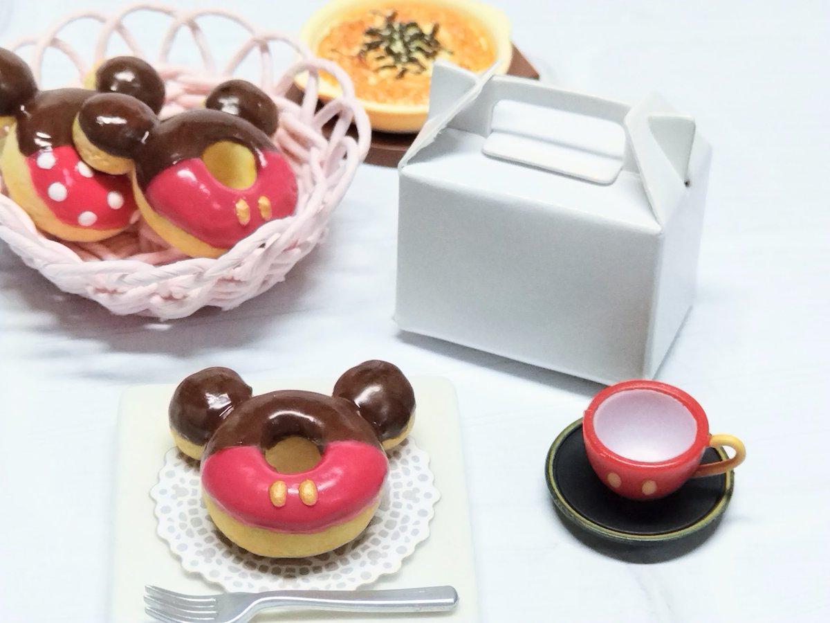 kerachan288's tweet photo. アシェット　ディズニーミニチュアフード
創刊号はいったいいつだっただろうか…？

やーっと第１号　
ミッキーのドーナツ完成しました

ちょっとした大きさや角度で雰囲気が変わってしまいます
色合いも
かなり苦戦しました

#アシェット
#ミニチュアフード
#ディズニー
#ミッキーマウス
#ドーナツ https://t.co/Ois1bC5jBh
