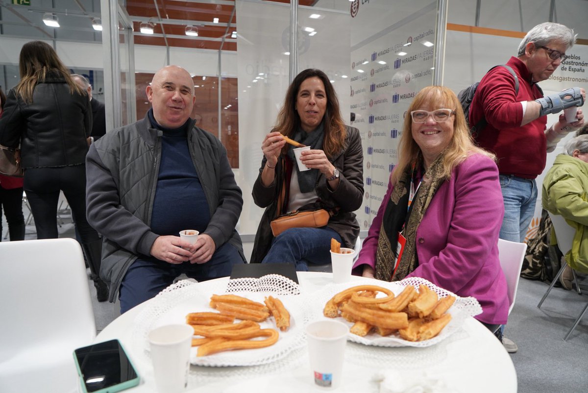 RVEDIPRESS's tweet photo. 🥐☕️ Así empieza #FITUR2026 en RV EDIPRESS: con nuestro “Desayuno Castizo” y un stand lleno de vida.
Hoy nos acompañan periodistas, medios, agentes de viajes y profesionales del sector turístico.
📍 Pásate por Pabellón 9 | Stand 9A10
#RVEDIPRESS #Turismo #IFEMAMadrid https://t.co/5AL9drUDhl