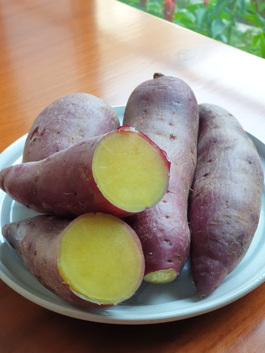 KwansriR's tweet image. เคยซื้อ"มันหวาน"แบบนึ่งสุกแล้ว เจอสติ๊กเกอร์ยี่ห้อยังติดอยู่ที่เปลือกตั้งแต่นั้นมาซื้อมานึ่งเอง เริ่มด้วย
1.ล้างหัวมันให้สะอาด
2.แช่เบ็คกิ้งโซดา30นาที แล้วล้างน้ำให้สะอาดก่อนนำไปนึ่งประมาณ30นาทีหรือจนสุก