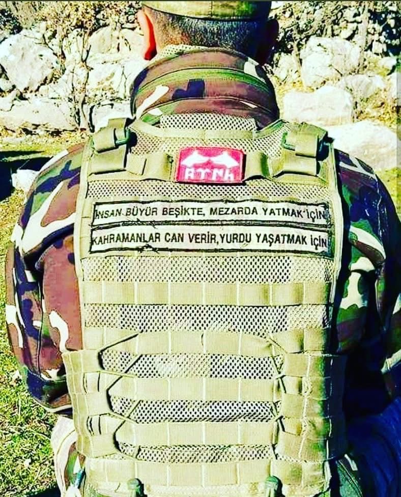 İNSAN BÜYÜR BEŞİKTE. 
MEZARDA YATMAK İÇİN. 
KAHRAMANLAR CAN VERİR. 
YURDU YAŞATMAK İÇİN.

DALGALAN EY BAYRAĞIM
ŞANA ŞAN KATMAK İÇİN
MÜSLÜMANLAR SESLENİR
VATANI SAVUNMAK İÇİN