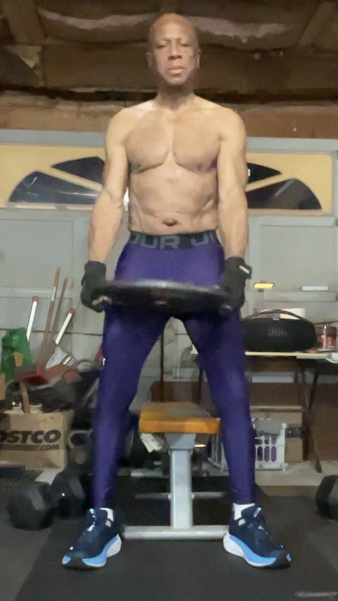 hustonmckinney's tweet image. Round 5: It's all #AgingBody now. A devastating uppercut 🥊 of hormone therapy (hormone tuneup) sends #Sarcopenia reeling. The crowd goes wild as new muscle 💪🏾 fibers begin to form.