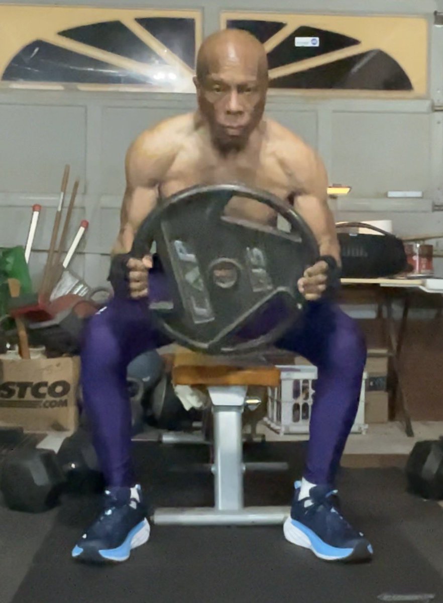 hustonmckinney's tweet image. Round 5: It's all #AgingBody now. A devastating uppercut 🥊 of hormone therapy (hormone tuneup) sends #Sarcopenia reeling. The crowd goes wild as new muscle 💪🏾 fibers begin to form.