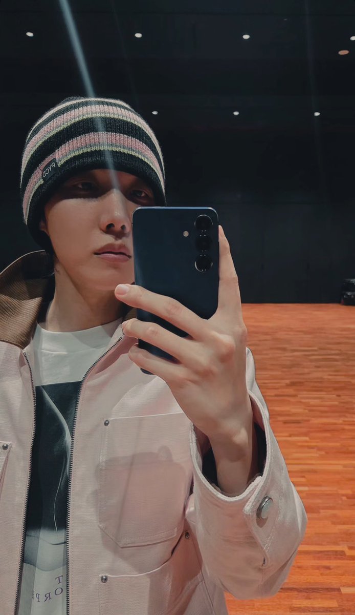 hobi selfie on ig stories 🥹