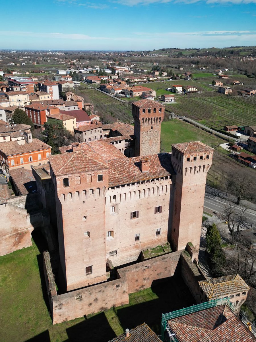 Tra le rive del fiume Panaro e i primi colli modenesi, la Rocca di Vignola, con il suo fascino medievale, domina queste terre da ottocento anni 🛡️

Una vera e propria macchina del tempo del nostro territorio! 

Ph Mattia Capogrosso Sansone