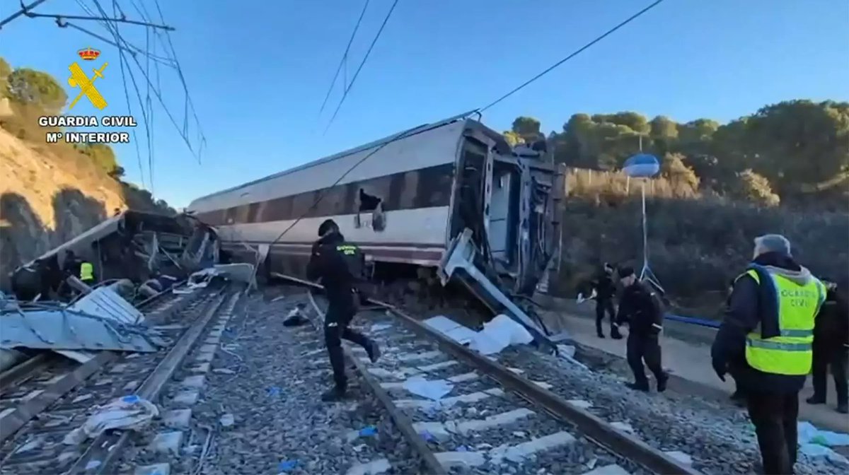 manelmarquez's tweet image. El Sindicato Español de Maquinistas Ferroviarios (@_SEMAF_) convoca una huelga general en todo el sector tras los accidentes en Adamuz (Córdoba) y Gelida (Barcelona); que se han cobrado la vida de numerosas personas, entre ellas "tres maquinistas".
#Huelga
europapress.es/economia/trans…