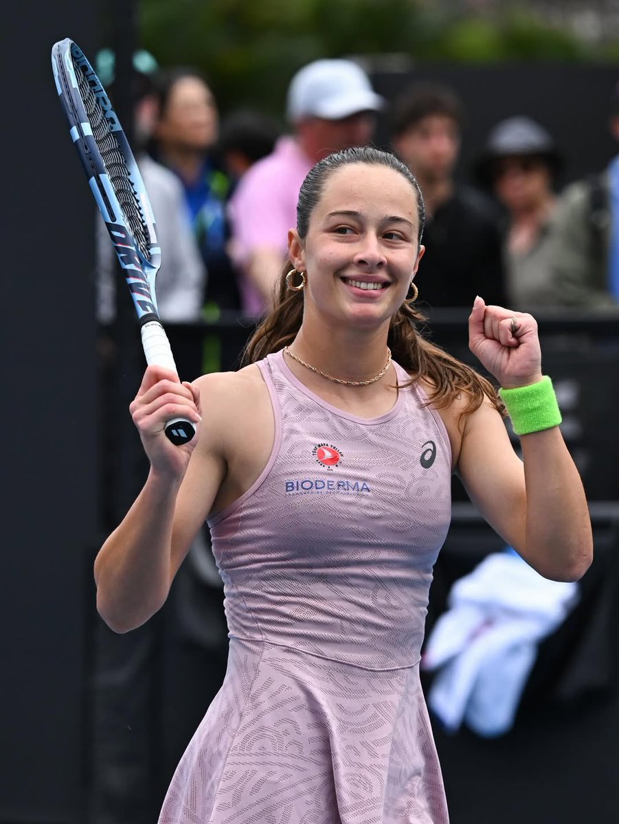 gl_kse's tweet photo. Zeynep Sönmez
Büyük bir gurur👏👏
Tarih yazdı, tarih yazılıyor..🎾 #AusOpen
#zeynepsonmez 
#ZeynepSönmez https://t.co/Q22nq2OWw0