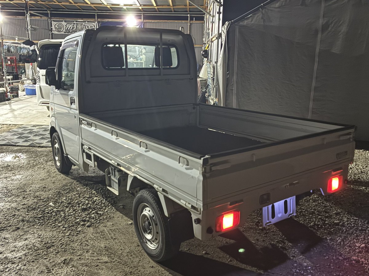 軽トラ売ります！！
キャリーH18年式  2WD
14万キロくらい
走りの5速MT
A/C、パワステ付！！

20万で！