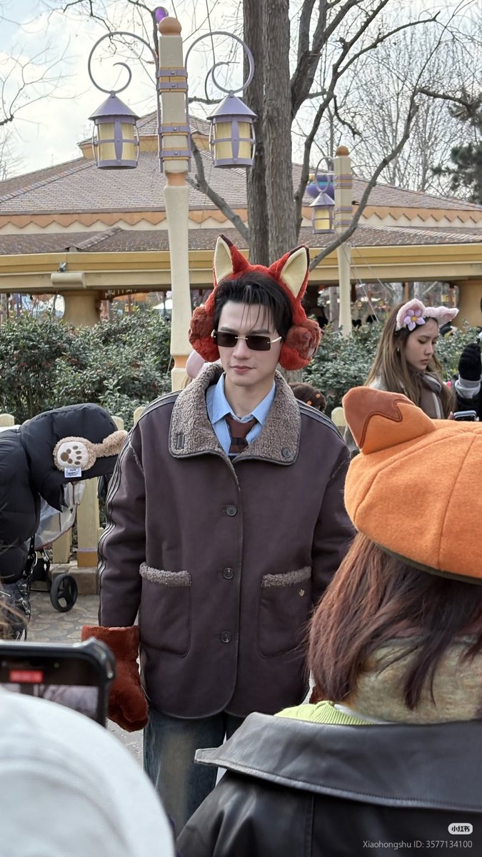 ปลอมตัวไปสืบคดีที่ดิสนีย์แลนด์?