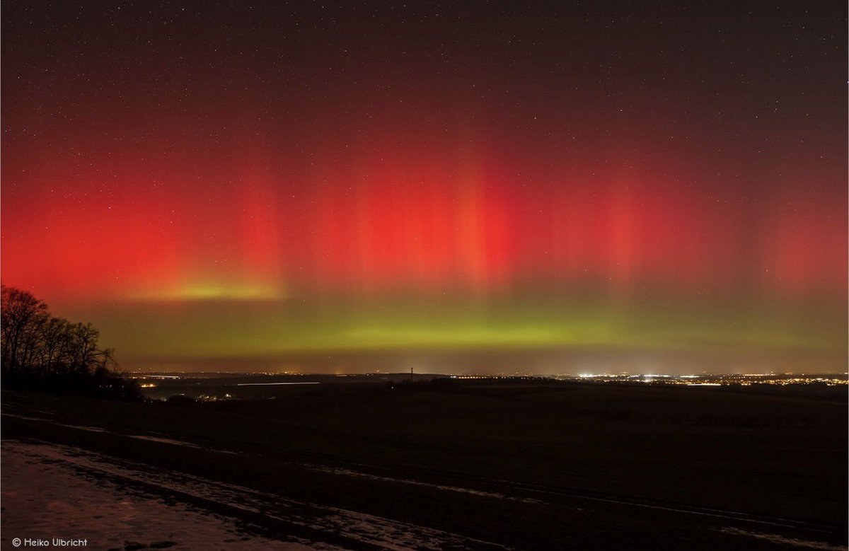 BGatesIsaPyscho's tweet image. All across The UK &amp;amp; Europe people have been witnessing and filming the Northern Lights.

Remember that happened until only two years ago - The Aurora was never ever seen at these locations across Europe.

First picture is Germany, second is UK.

Which means something has…