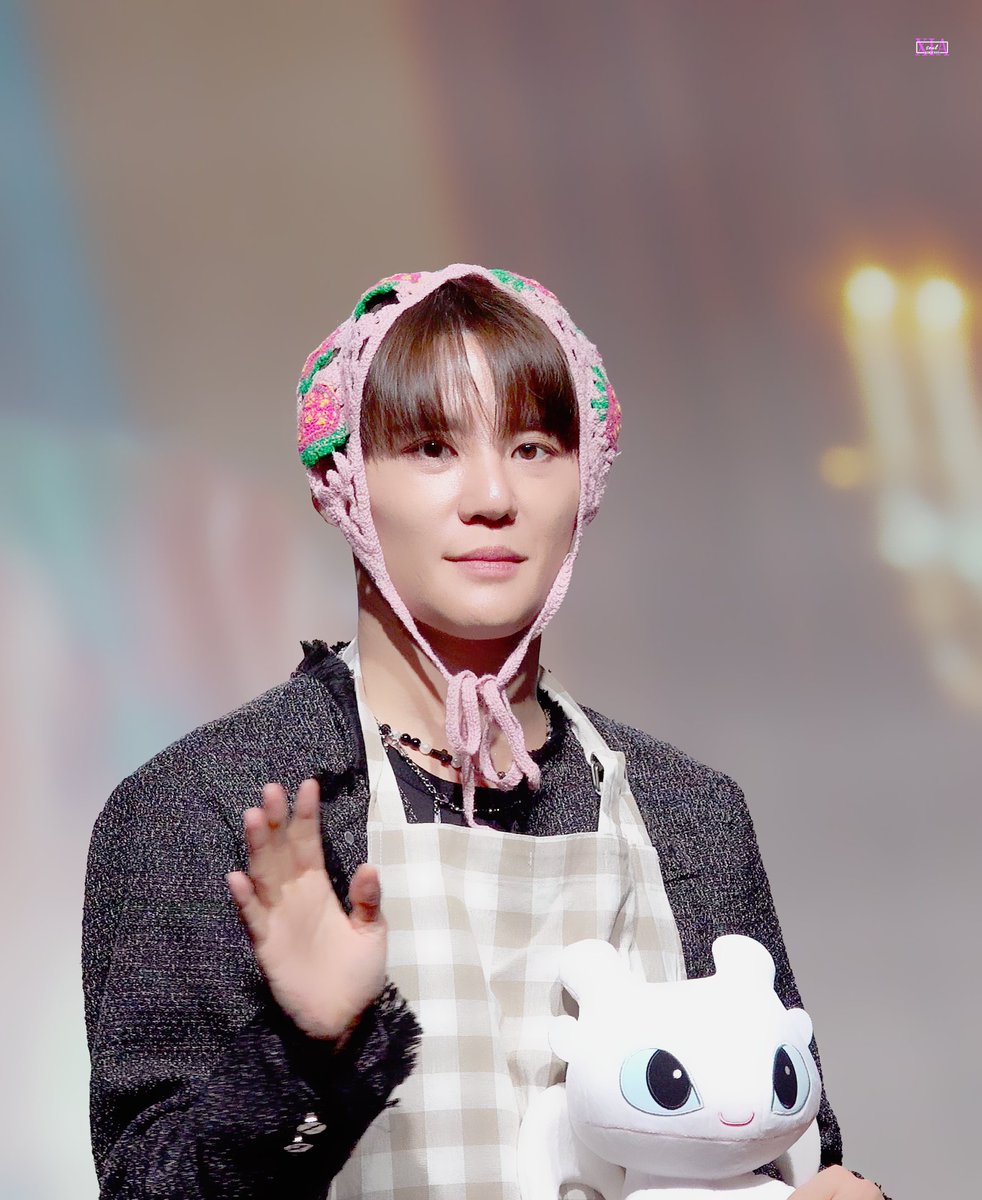 🐶 : 이런 차림이라 왠지 얘를 잡아 먹어야 될 것 같아