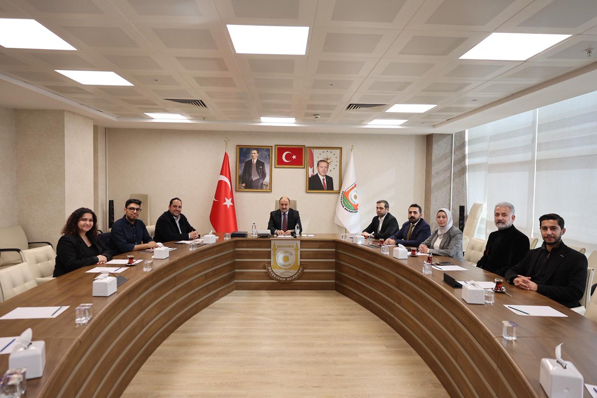 sanliurfabld's tweet photo. 🤝 Geleceğe Yatırım, Güçlü İş Birliği

Şanlıurfa Büyükşehir Belediyemiz ile Habitat Derneği arasında; kentte yaşayan kadınlar, gençler, çocuklar, engelliler ve dezavantajlı gruplar başta olmak üzere tüm hedef kitlelerin 21. yüzyıl becerileriyle buluşturulmasını amaçlayan iş birliği protokolü imzalandı.

İmzalanan protokol ile Habitat Derneği, VisionLab bünyesinde program ortağı olarak yer alacak. İş birliği protokolü; Şanlıurfa Büyükşehir Belediye Başkanımız Mehmet Kasım Gülpınar ile Habitat Derneği İcra Kurulu Başkanı Bora Caldu’nun ve dernek yetkililerinin katılımıyla imzalandı. 

@habitatdernegi