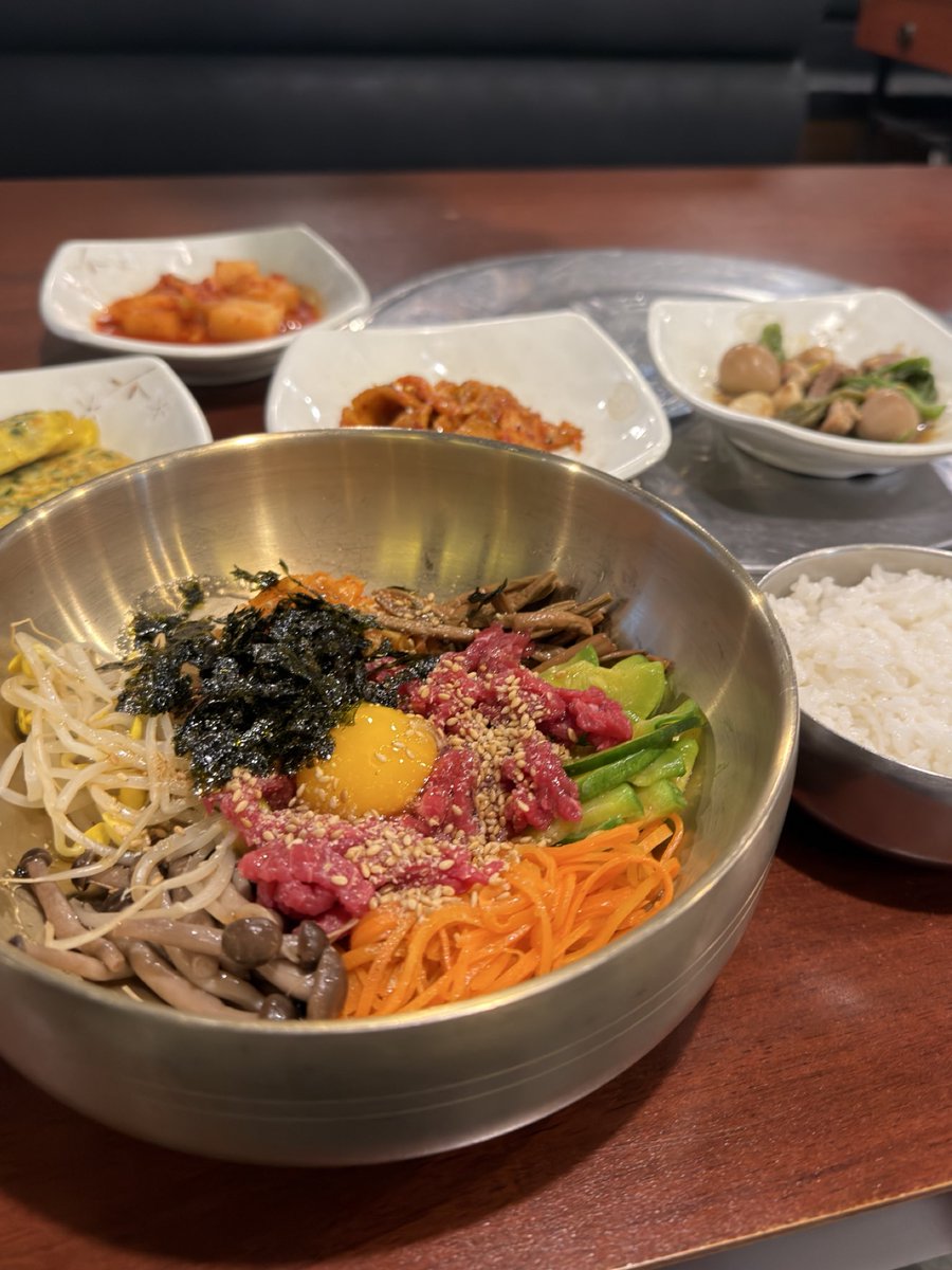 ebitenmania's tweet photo. 韓国でユッケ食べまくってるけどやっぱ1番だなって思うのは新論峴にある三肉家のユッケ、お肉屋さんだからとにかくユッケが激うま、副菜もたくさん付いて12,000w
https://t.co/L8du2rNkub https://t.co/GvyU0Th7fy