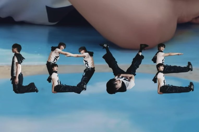BlueMoon_Ashi's tweet photo. เบบี้จั๋ง L O V E  ME

น่าย้ากกกกกกก~ หนูเล่นคนเดียวววววว

#BUS_SoBlue_MV
#JUNGT https://t.co/eGfieYDeqs
