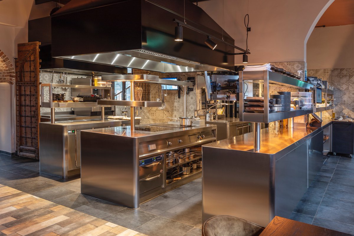 qook_by_kfe's tweet image. Creating an open kitchen requires a different way of thinking. It’s not just the food diners judge, it’s how your chefs work.

We understand that, which is why we design kitchens that look good and flow well💡

#qook #kitchensuites #kitchendesign #commercialkitchens #chefs
