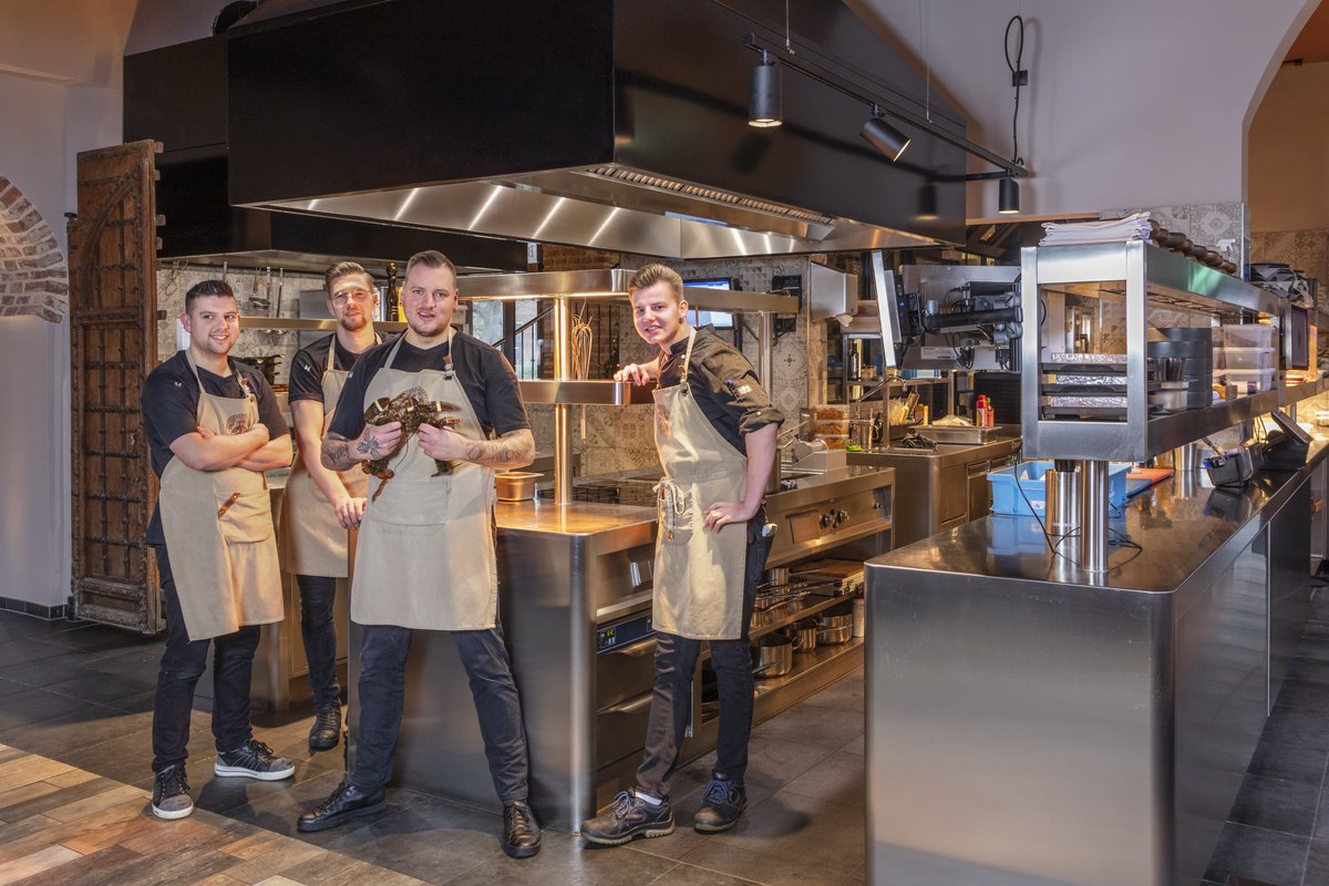 qook_by_kfe's tweet image. Creating an open kitchen requires a different way of thinking. It’s not just the food diners judge, it’s how your chefs work.

We understand that, which is why we design kitchens that look good and flow well💡

#qook #kitchensuites #kitchendesign #commercialkitchens #chefs