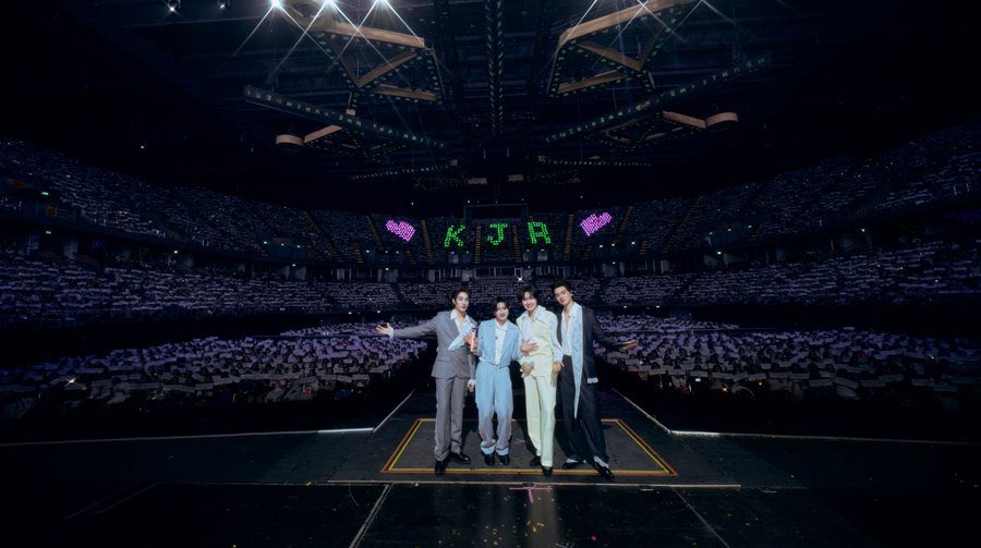 A•M LIGHT BOX tweet media