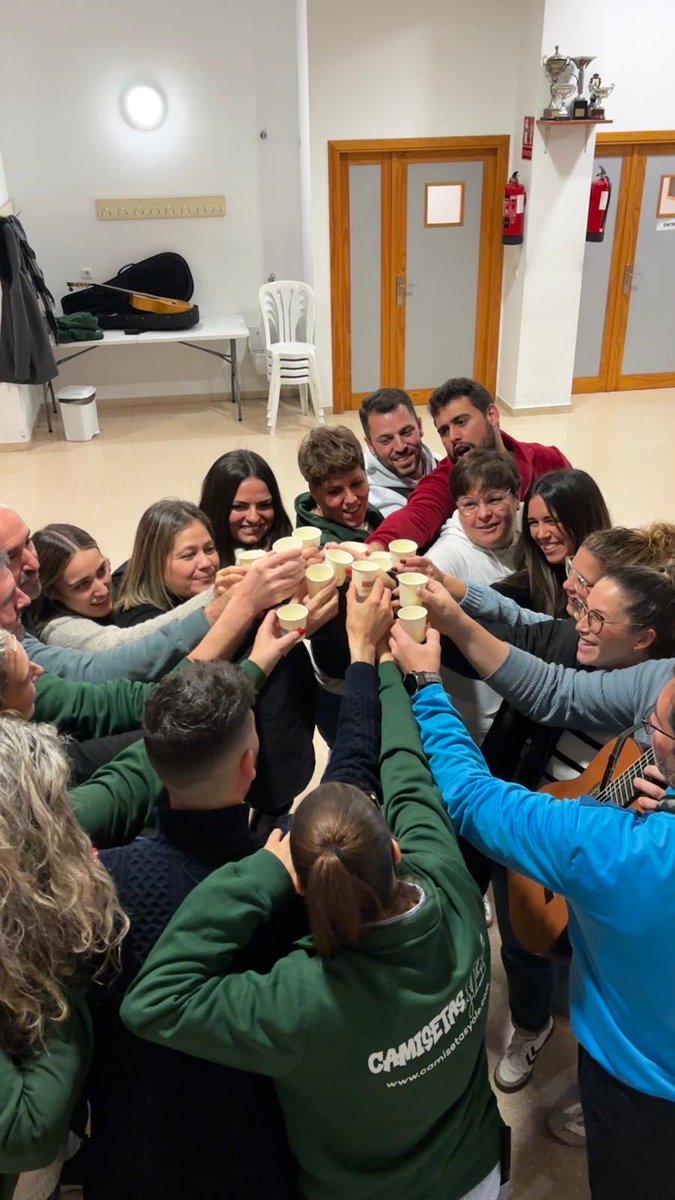 Día de reflexión, últimos preparativos , de repasar el tipo que nada se olvide .Hoy es el día antes de pisar esas benditas tablas y nervios son más nervios y las ganas son más ganas .Y anoche, brindamos en el último ensayo , salud ,libertad y carnaval !🎭#Lasjorobadas #coac2026