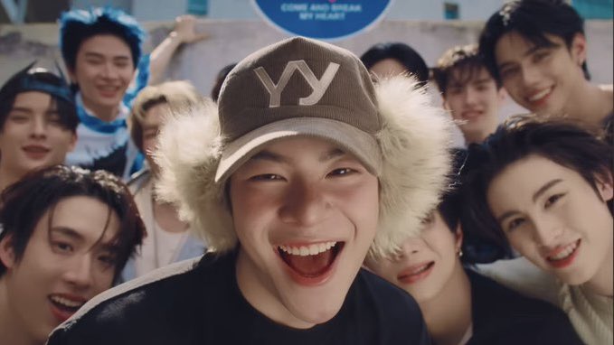 tomarcto's tweet image. ช่วงนี้ so sad so blue แต่เห็นรูปนี้แล้วยิ้มออกเลย พวกนางคือเด็กวิเศษจริงๆ น่ารักอะะะ (˚ ˃̣̣̥⌓˂̣̣̥ )

#MARCKRIS 
#BUS_SoBlue_MV