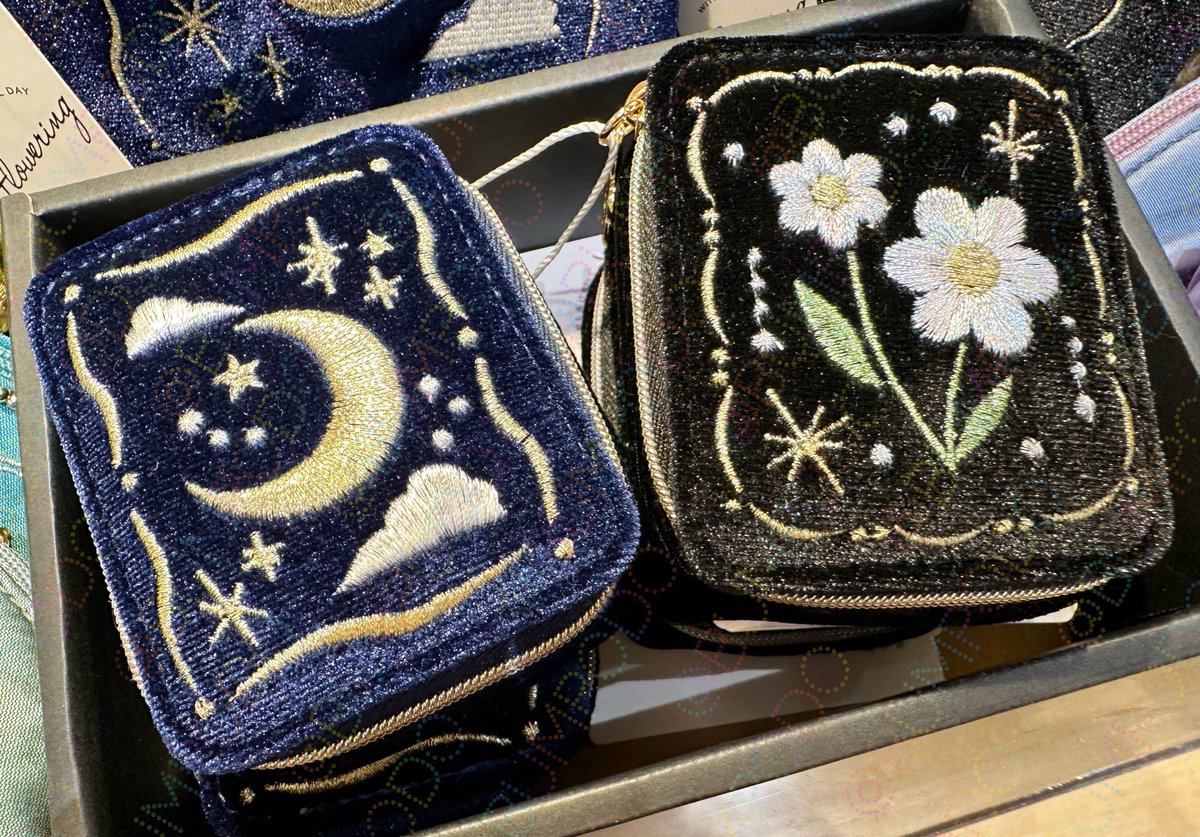 ベロア素材と刺繍とモチーフがたまらない…！！！かわいい！！！

Floweringの『ベロア×刺繍 ティッシュポーチ』が入荷しました。

フラワー柄の刺繍糸は角度を変えると色が変わってまるでオーロラのよう。大切にしたくなるポーチです。お揃いのアクセサリーケースもありますよ✨️💍