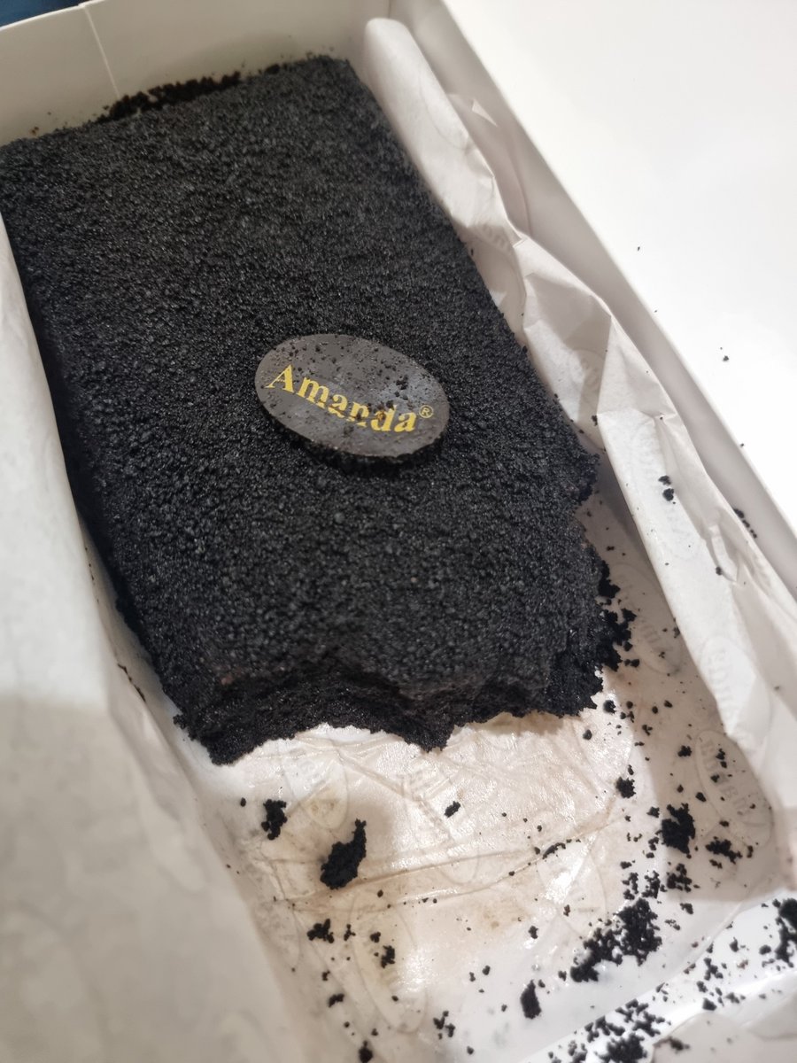 txtdarionlshop's tweet image. Ga semanis original. Enjoyable ga bikin ngilu, walaupun masih agak kemanisan buat gw (dikit, ga separah original). Teksturnya pas di mulut tuh grojol grojol gitu, rasanya mirip ori cuma less sweet aja.

Tapi desain box-nya mirip kotak sepatu anak punk kata gw. @_AmandaBrownies