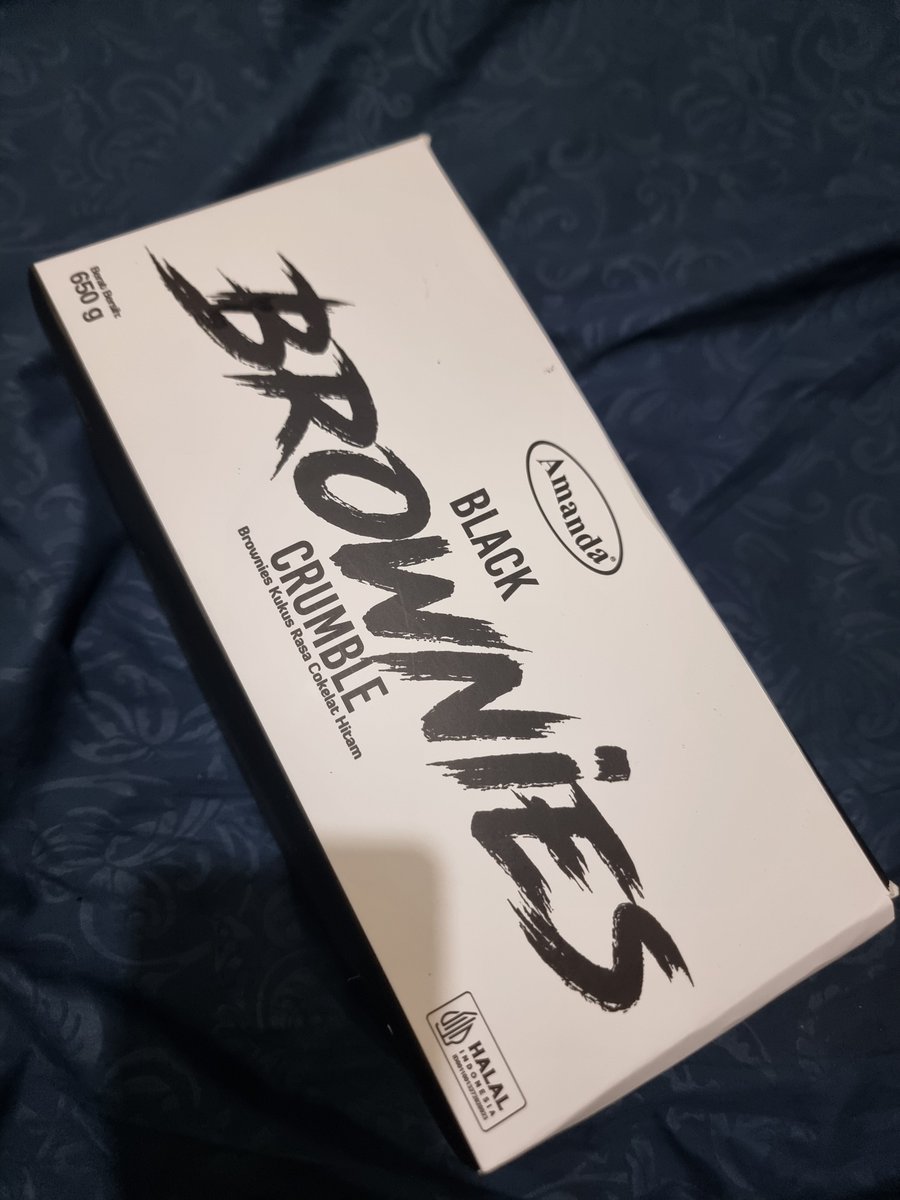 txtdarionlshop's tweet image. Ga semanis original. Enjoyable ga bikin ngilu, walaupun masih agak kemanisan buat gw (dikit, ga separah original). Teksturnya pas di mulut tuh grojol grojol gitu, rasanya mirip ori cuma less sweet aja.

Tapi desain box-nya mirip kotak sepatu anak punk kata gw. @_AmandaBrownies