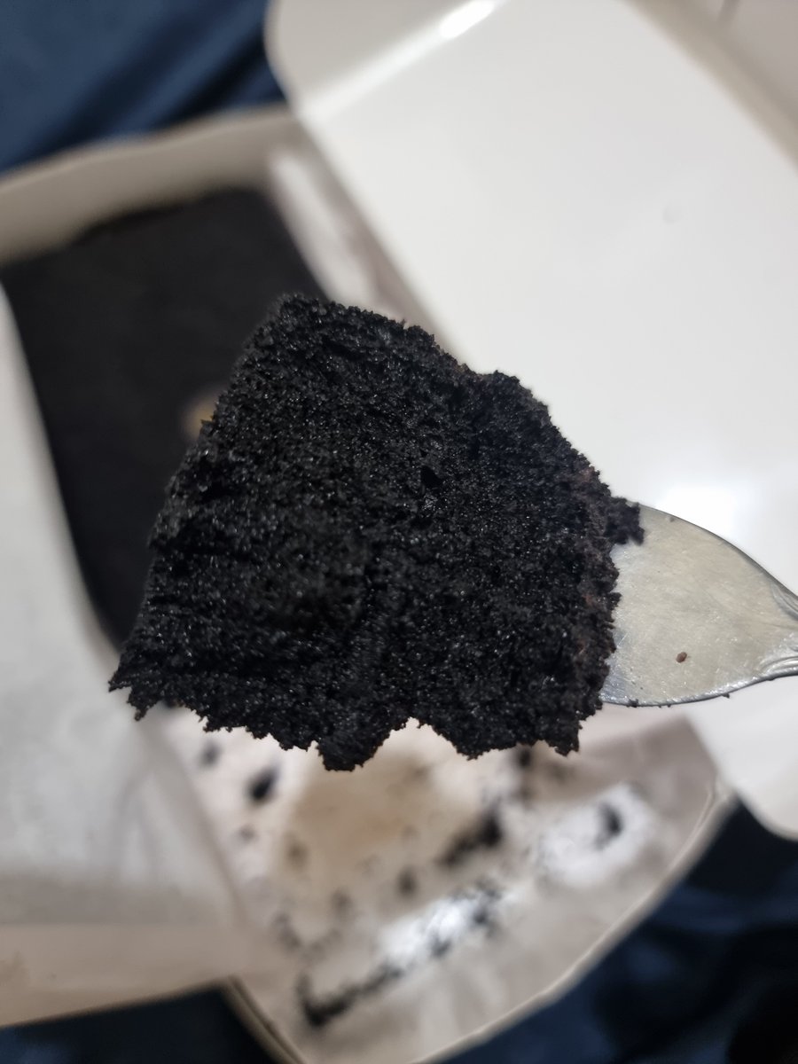 txtdarionlshop's tweet image. Ga semanis original. Enjoyable ga bikin ngilu, walaupun masih agak kemanisan buat gw (dikit, ga separah original). Teksturnya pas di mulut tuh grojol grojol gitu, rasanya mirip ori cuma less sweet aja.

Tapi desain box-nya mirip kotak sepatu anak punk kata gw. @_AmandaBrownies