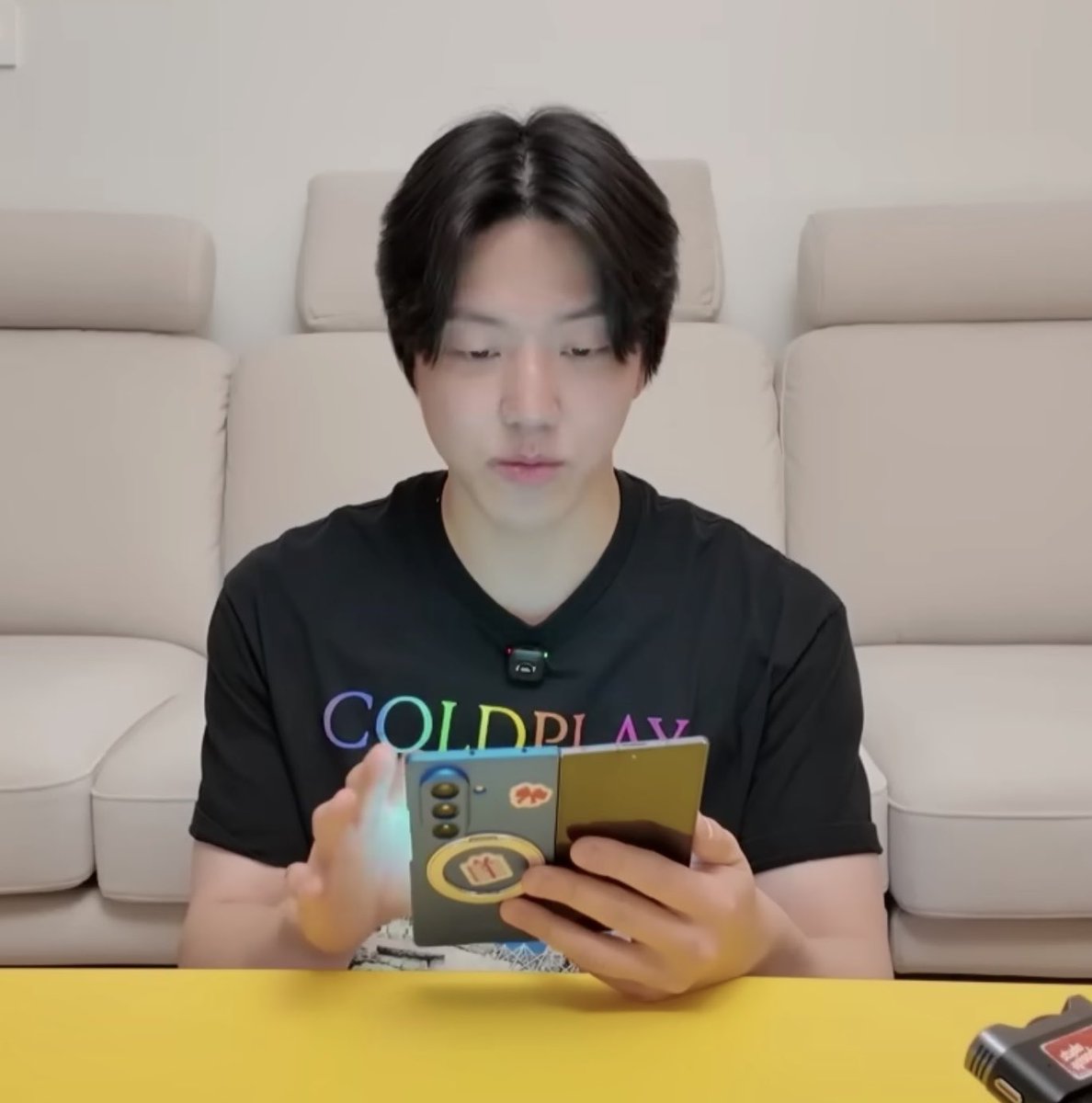 samjjei's tweet image. 1st reaction: hp imut ituh
2nd reaction: TURUNIN GAAAK BRIGHTNESS HP LU