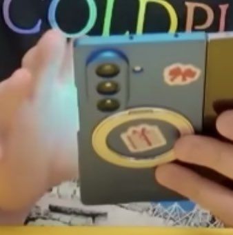 samjjei's tweet image. 1st reaction: hp imut ituh
2nd reaction: TURUNIN GAAAK BRIGHTNESS HP LU